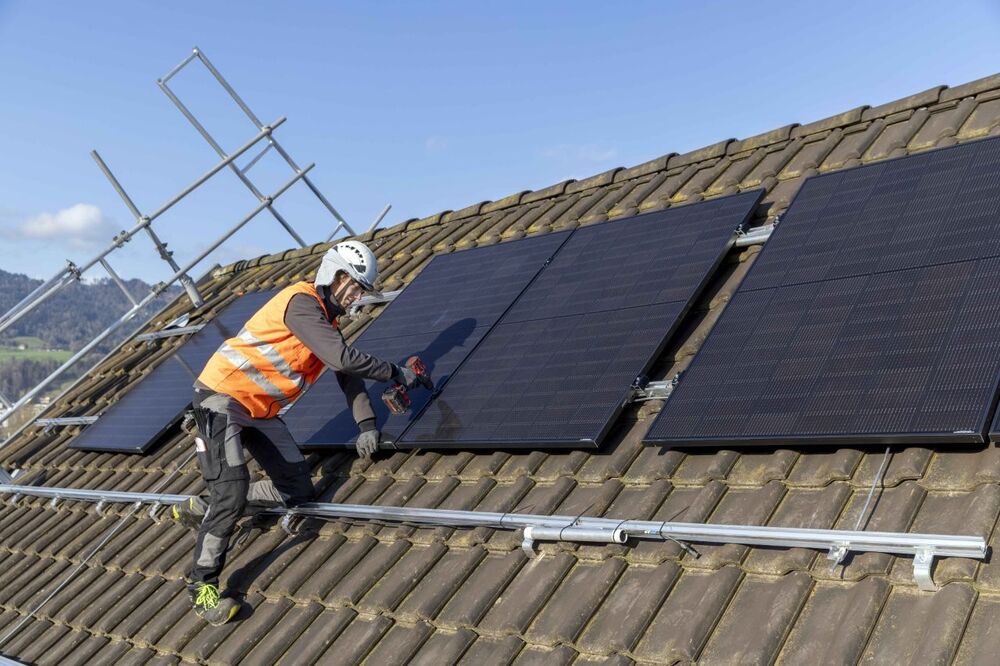Seitenschutz als giebelseitige Kollektivschutzmassnahme gegen Absturz.
